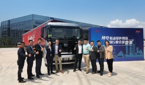 Representantes de BYD y Budweiser China junto al camión eléctrico BYD Q3.